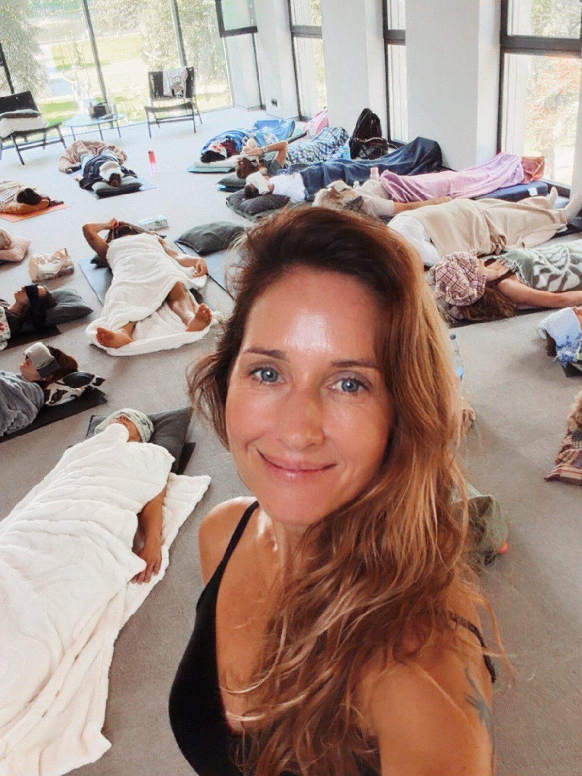 Violeta Druskinė gyvos meditacijos salėje – už jos ilsisi dalyviai
